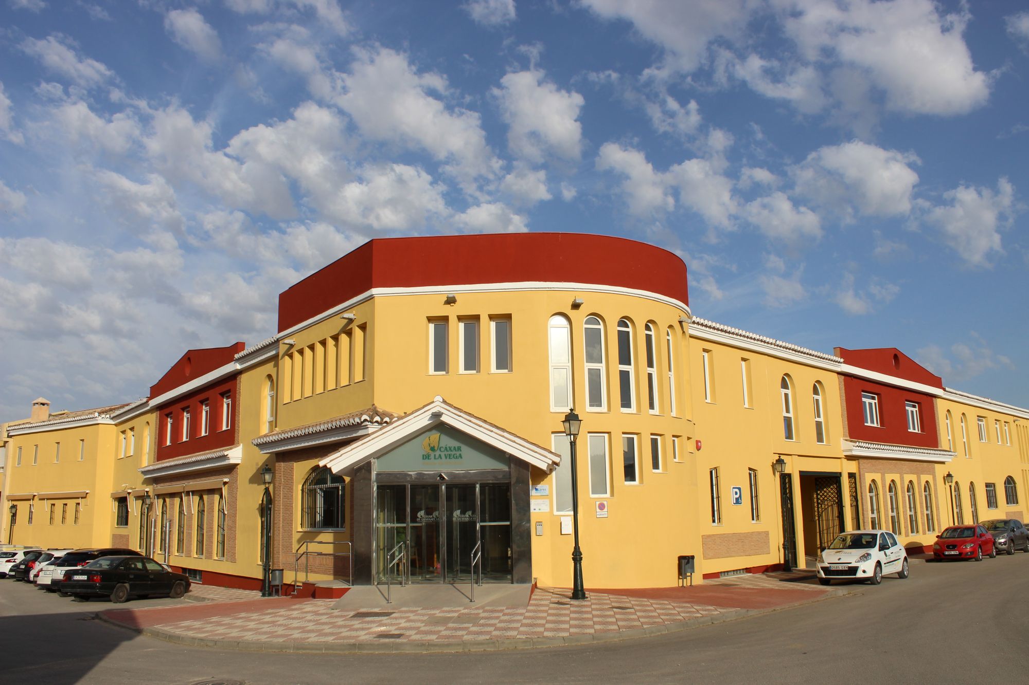 Fachada del edificio principal de Cáxar de la Vega
